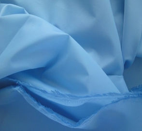 Cina 100% Polyester Lapisan Kain 65 Gsm 300T 50 * 50D Super Lembut Untuk Pakaian Dalam pemasok
